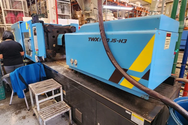 Injetora_UVA_178Ton-2-scaled-1