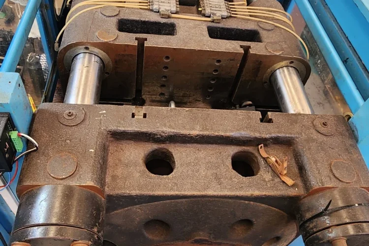 Injetora_UVA_178Ton-4-scaled-1